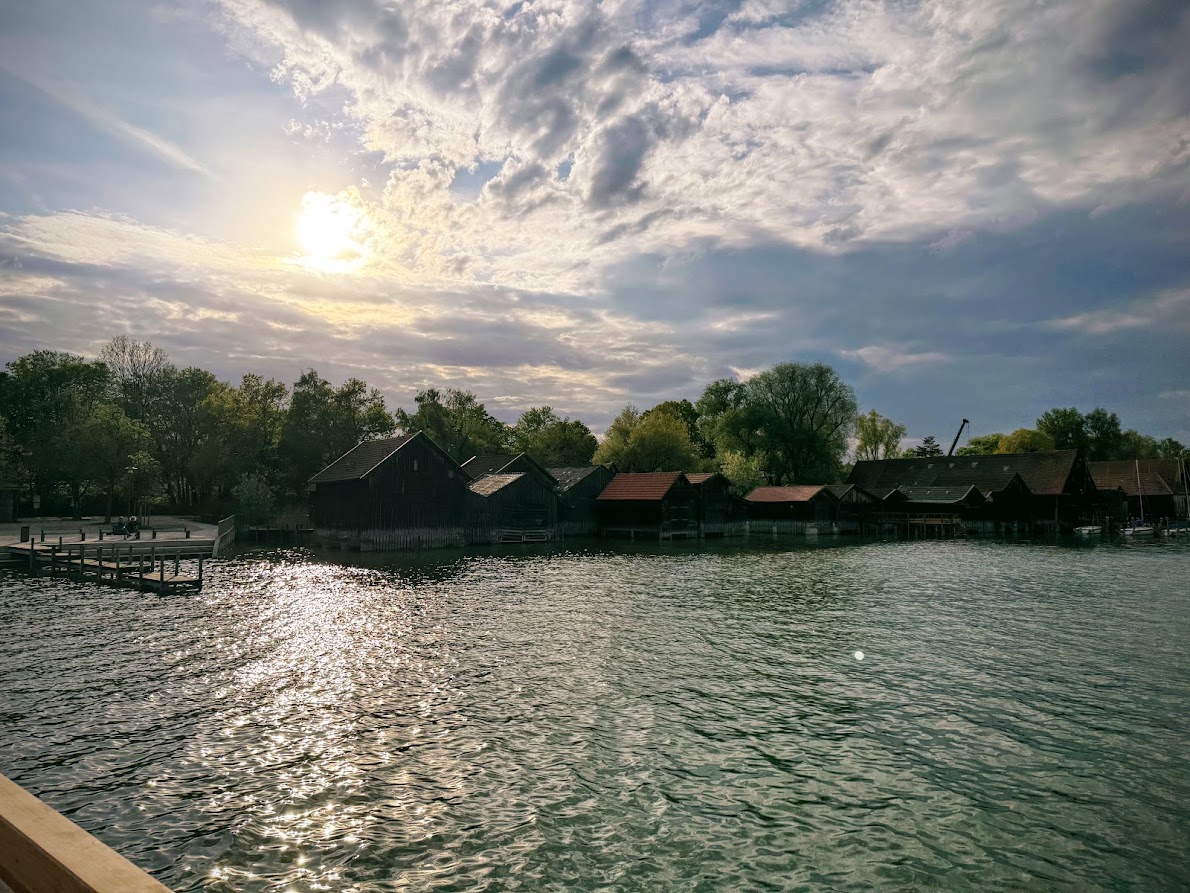 Ammersee — Bootshäuser am Ufer