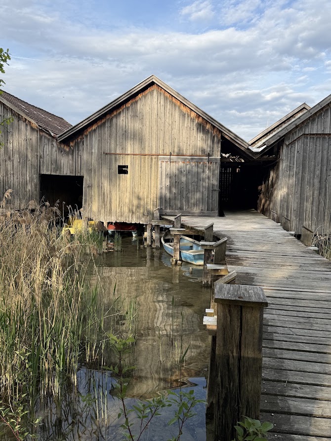 Ammersee — historische Bootshäuser mit Ruderboot