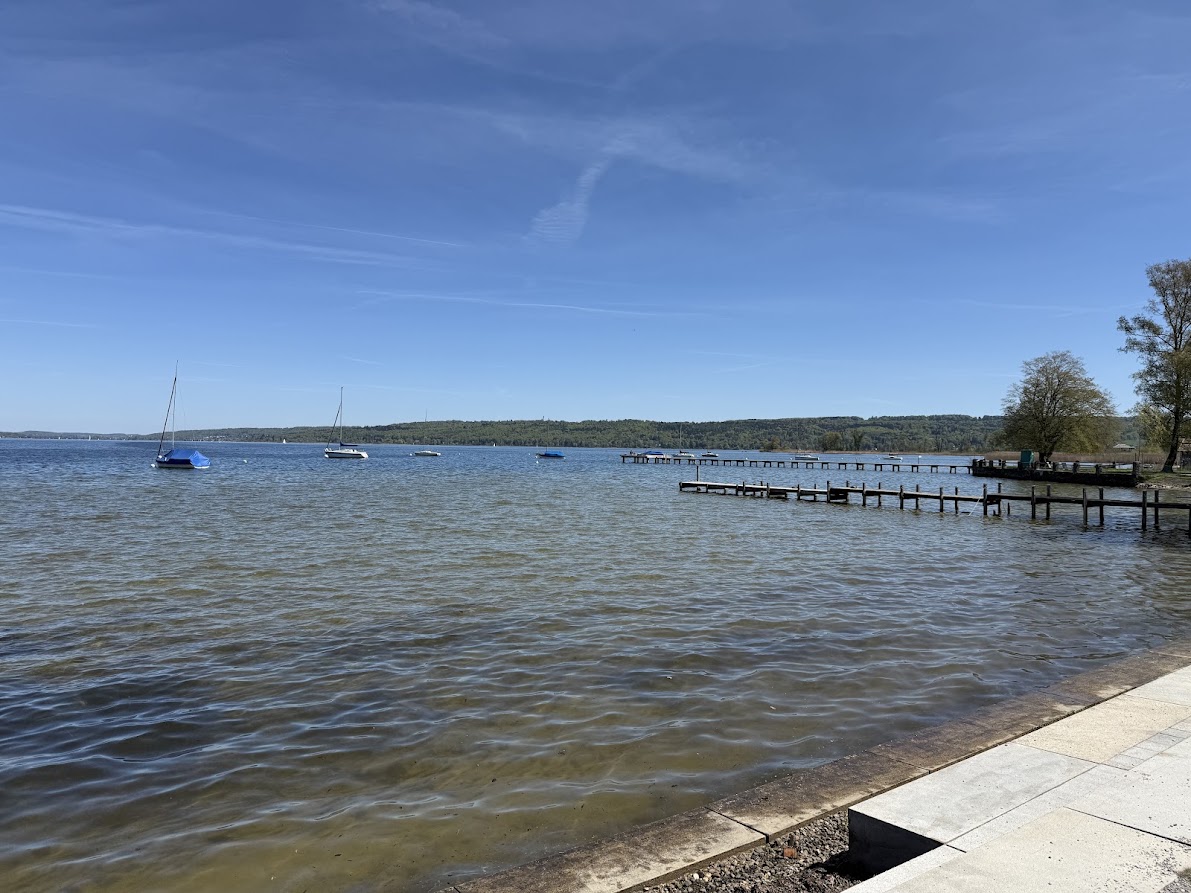 Ammersee — Uferpromenade mit Bootsstegen