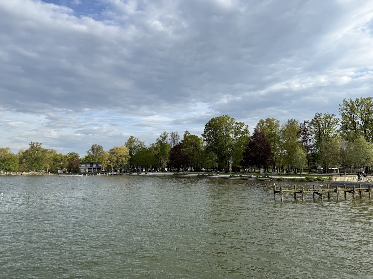 Ammersee — Uferpark mit Bäumen