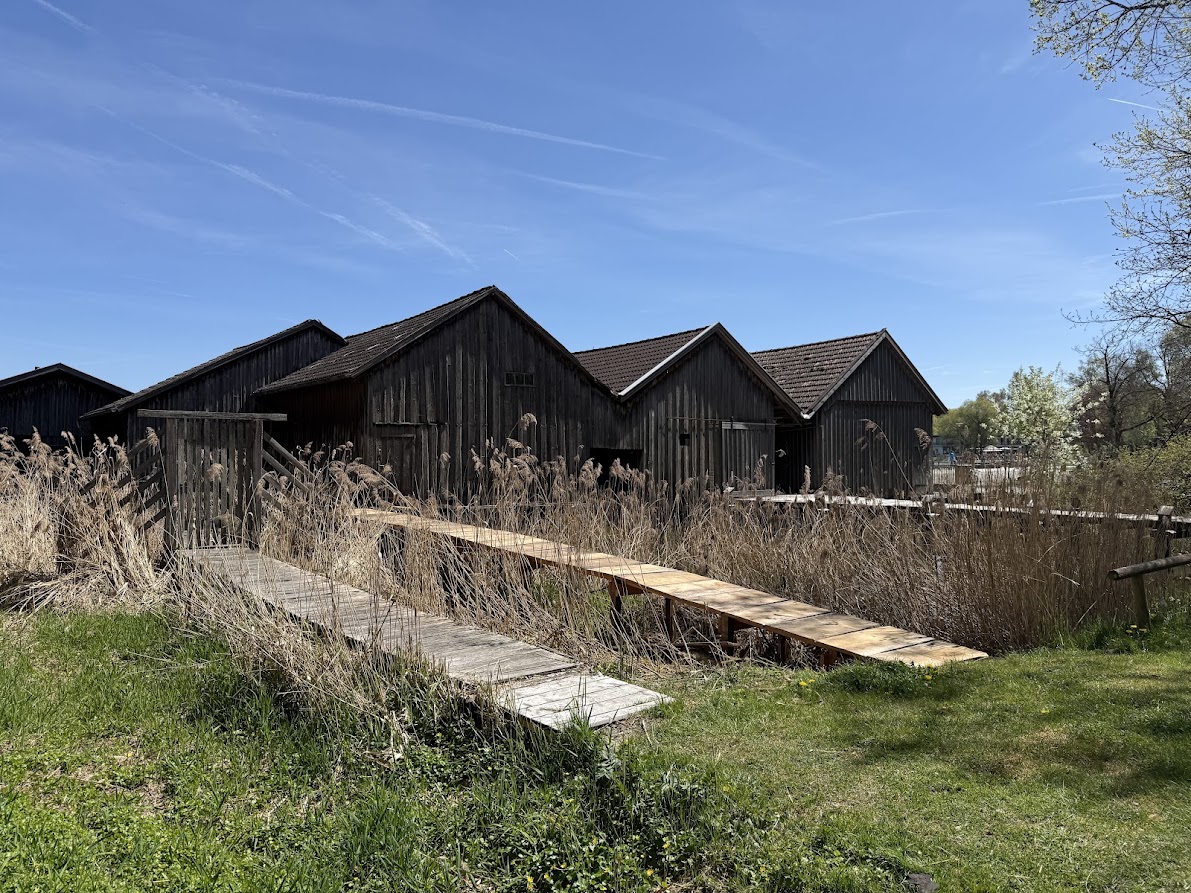 Ammersee — Bootshäuser von der Wiese aus