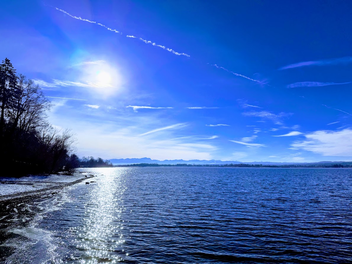 Ammersee im Winter — Sonne über dem Ufer mit Alpenblick