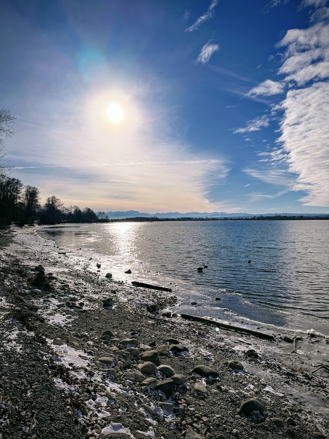 Ammersee im Winter — Uferweg mit Sonne und Alpenblick