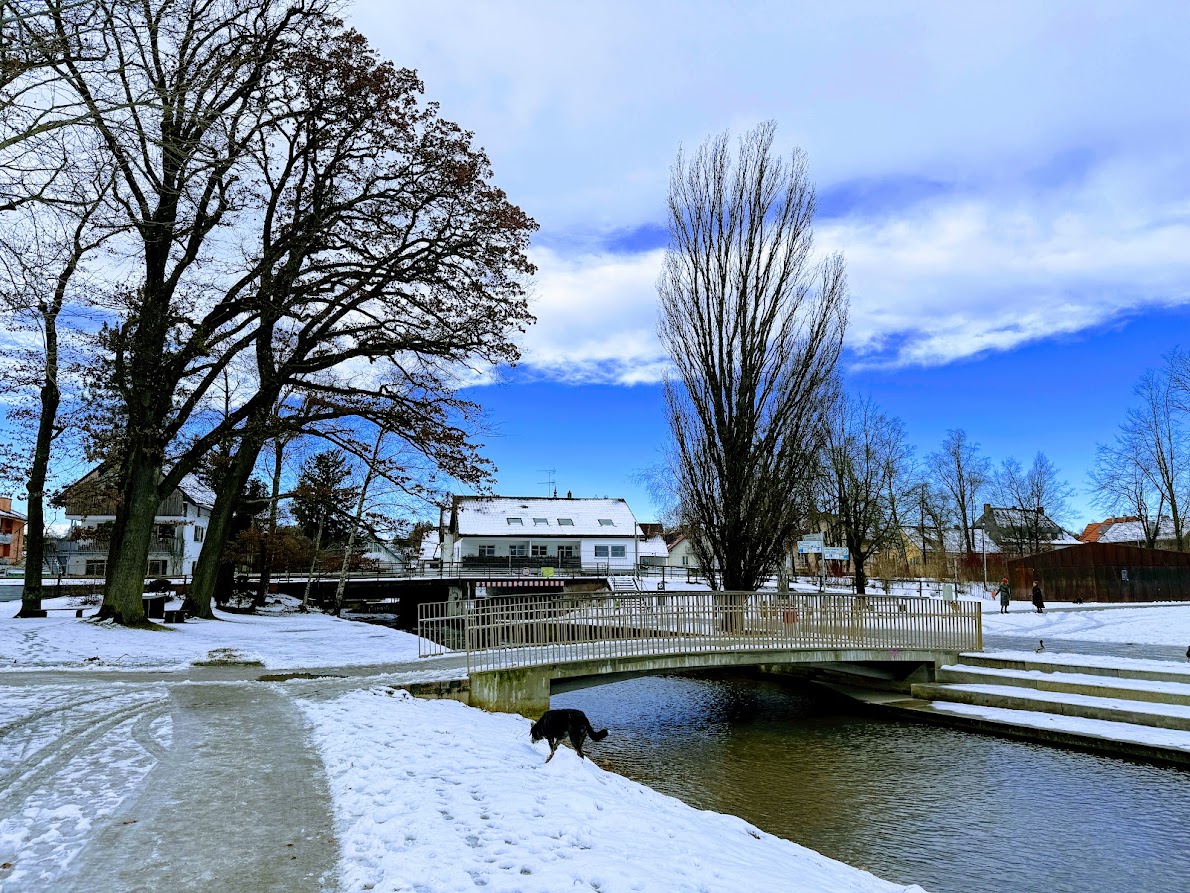 Winterliche Impression im 5-Seen-Land — verschneite Brücke
