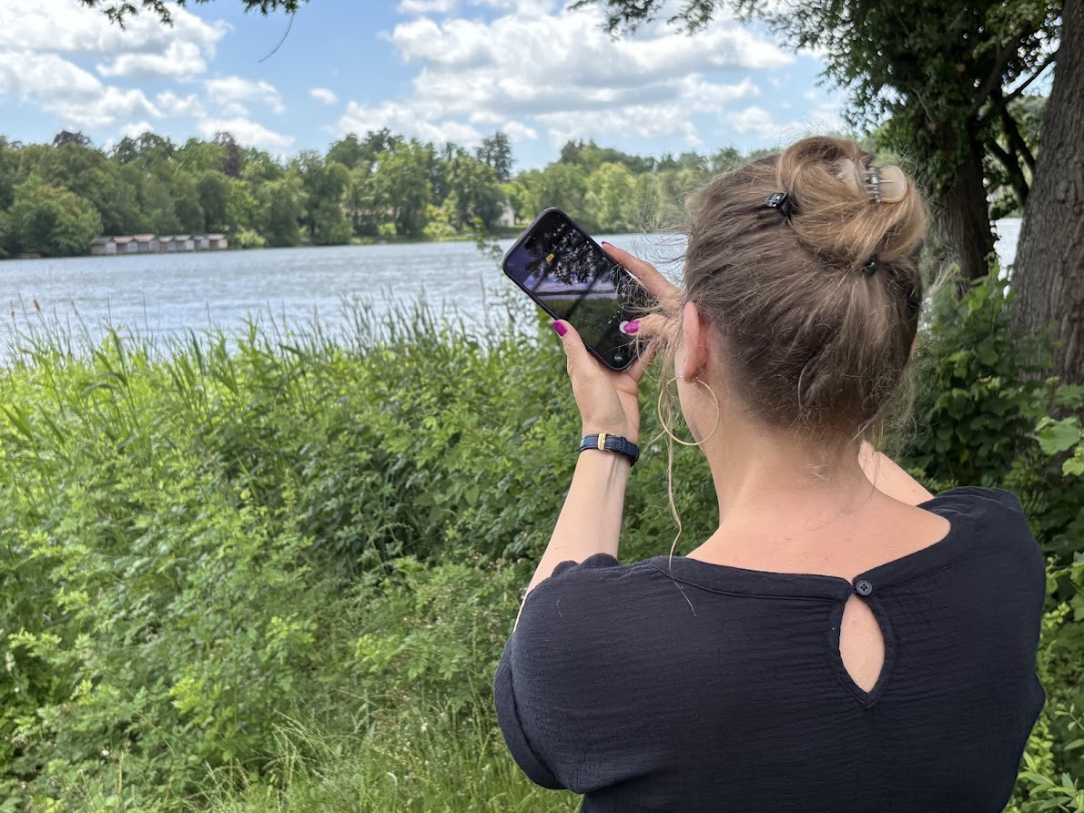 Sabine Rost fotografiert den See im 5-Seen-Land