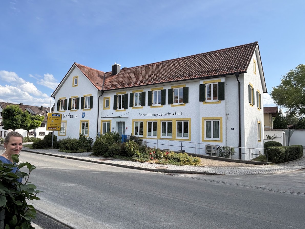 Rathaus und Verwaltungsgemeinschaft in der Ortsmitte von Seeshaupt