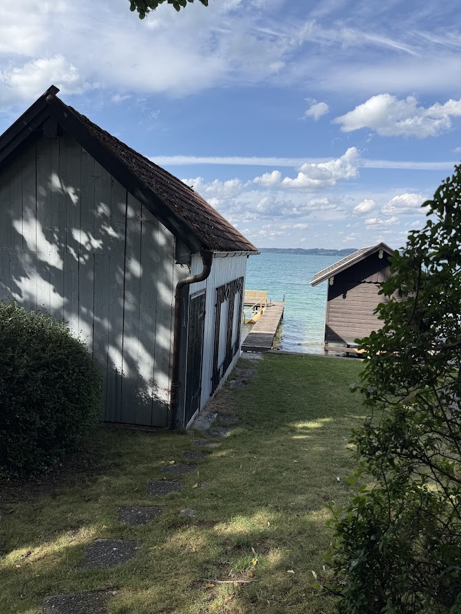 Historische Bootshäuser direkt am Ufer mit Seeblick