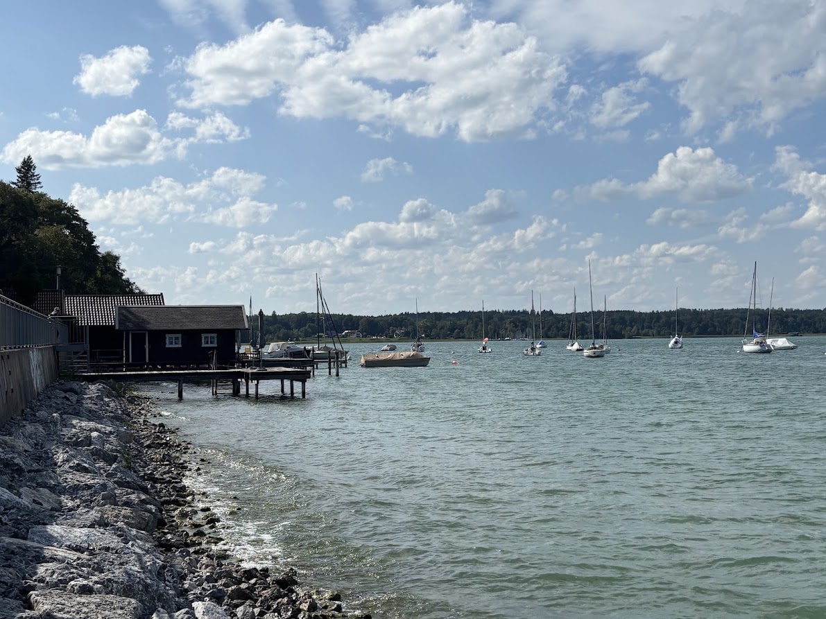 Bootsliegeplätze und Segelboote entlang der Uferpromenade