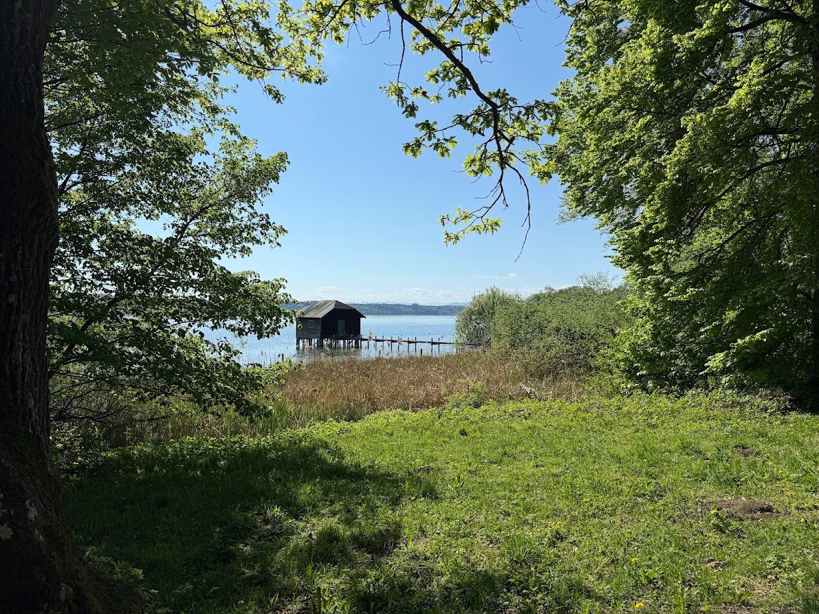 Weiter Blick über den Starnberger See bis zu den Alpen
