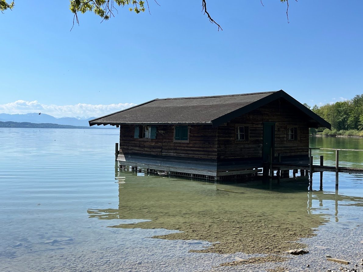 Uferpfad im frischen Frühlingsgrün am Starnberger See