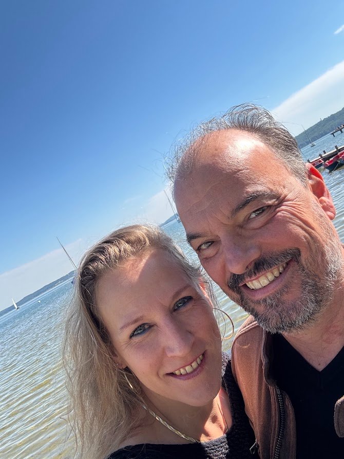 Sabine und Stefano von ROST Immobilienservice am Ufer im 5-Seen-Land